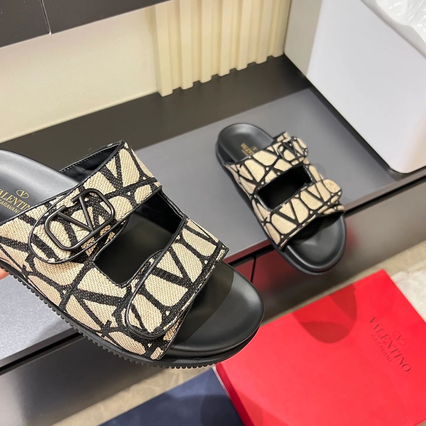p300《VALENTINO》Warren Men🧍‍♂️Spring and Summer New Style. Cowhide logo flat slippers, elegant sandals, the same style worn by celebrities, original molding, imported calfskin. Rubber outsole. Soft and durable, full set of counter packaging, 38-44!
